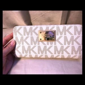 NWT Michael Kors Jet Set wallet in vanilla